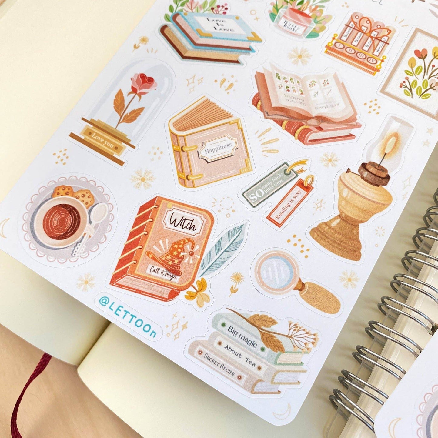 LETTOOn - Stickervel - Esthetisch boek - The Dreamer's Bookshop.