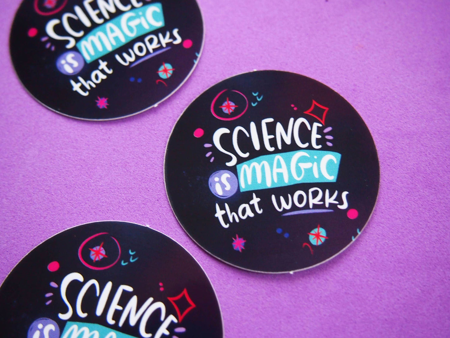 Irene Renon illustrations - Wetenschapsstickers, laptopsticker, wetenschap is magie die werkt - The Dreamer's Bookshop.