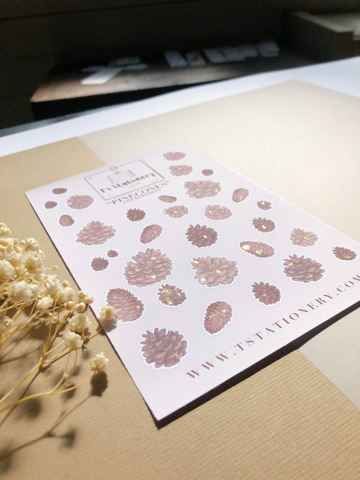 T's Stationery - „Pinecones van goudfolie” - The Dreamer's Bookshop.