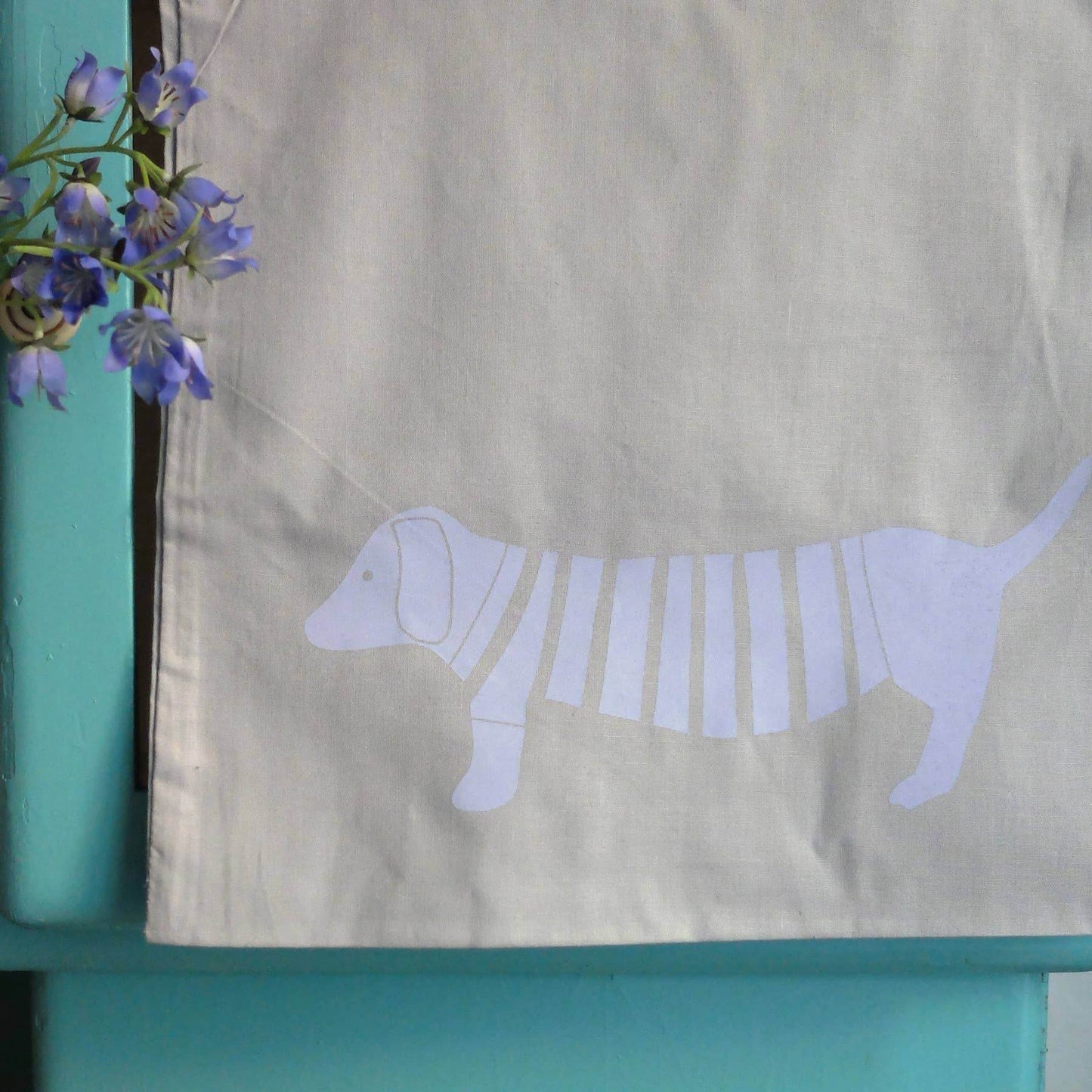 Wonder Of Today - Handbedrukte stoffen tas met teckelmotief marine - The Dreamer's Bookshop.