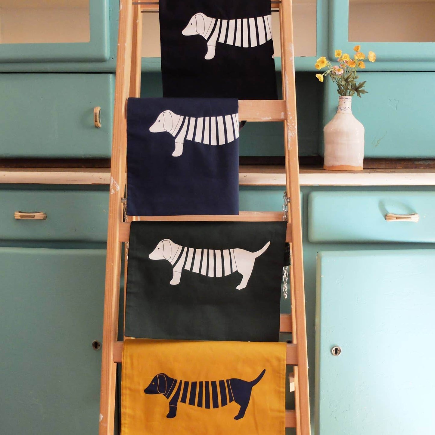 Wonder Of Today - Handbedrukte stoffen tas met groen teckelmotief - The Dreamer's Bookshop.