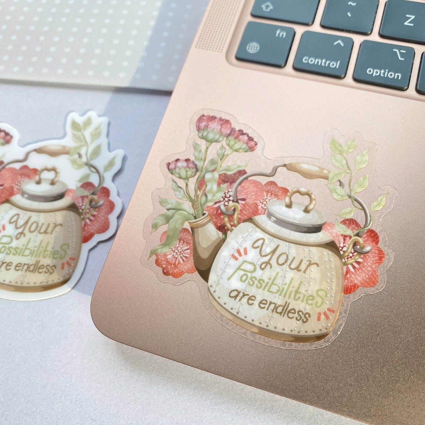 LETTOOn - Doorzichtige vinylsticker - Theepot met bloemen - The Dreamer's Bookshop.
