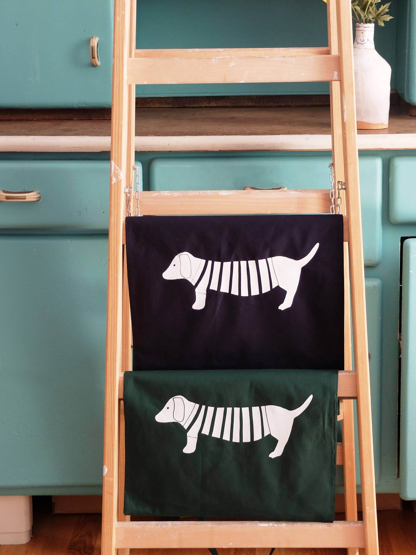 Wonder Of Today - Handbedrukte stoffen tas met teckelmotief marine - The Dreamer's Bookshop.