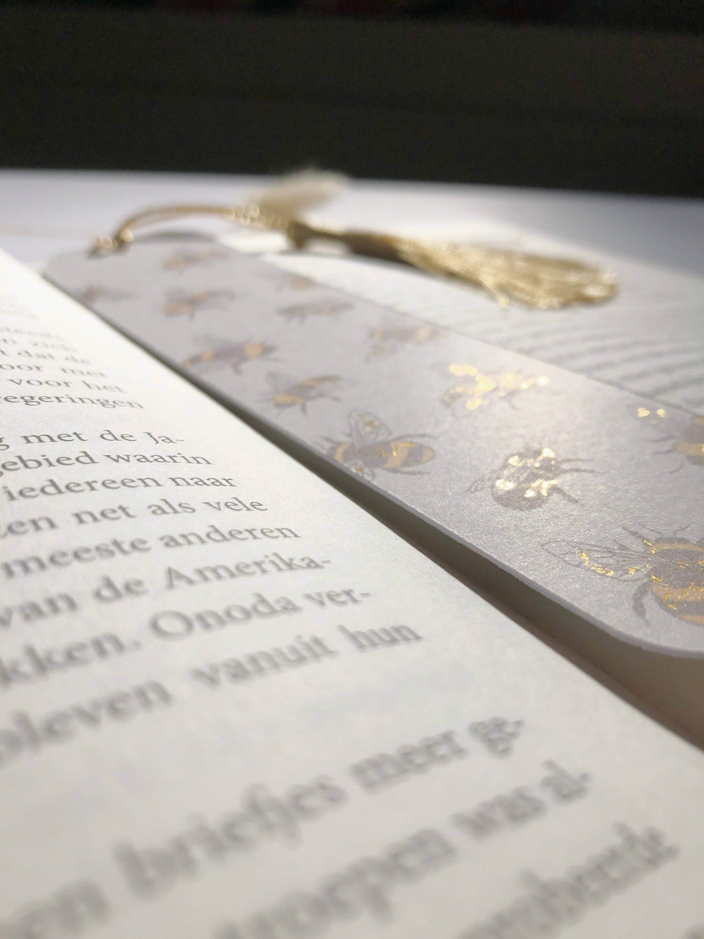 T's Stationery - Gouden verijdelde boekenlegger met bijen - The Dreamer's Bookshop.