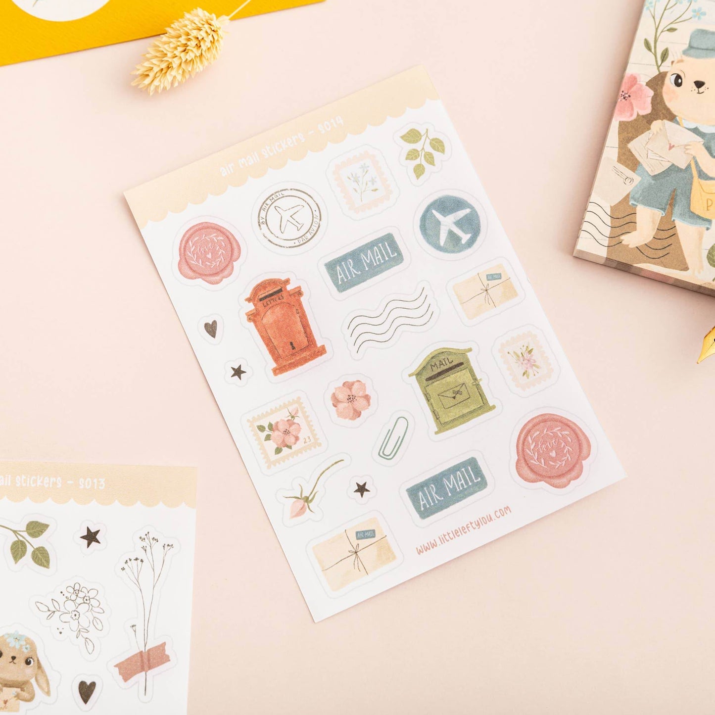 Little Lefty Lou - Luchtpoststickers (S014) - The Dreamer's Bookshop.