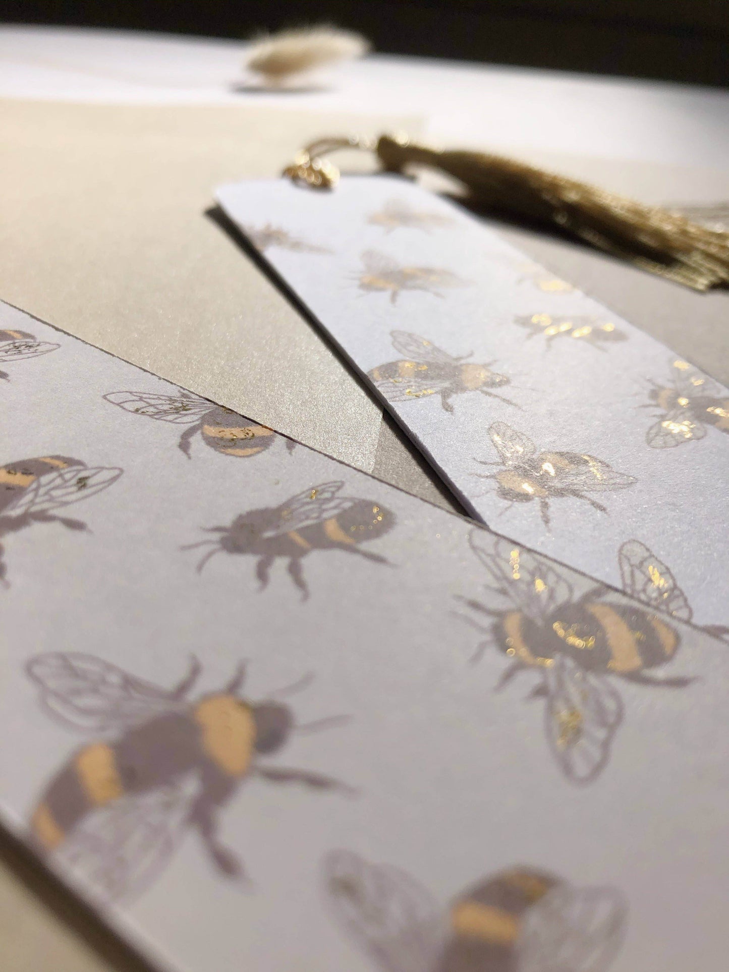 T's Stationery - Gouden verijdelde boekenlegger met bijen - The Dreamer's Bookshop.