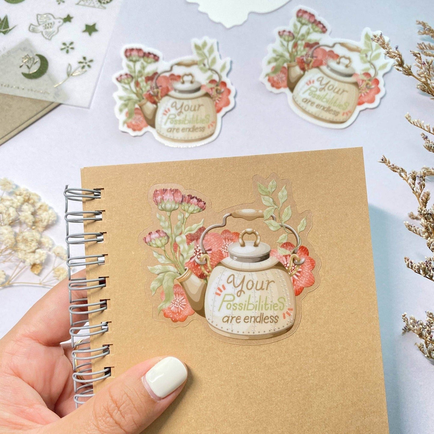 LETTOOn - Doorzichtige vinylsticker - Theepot met bloemen - The Dreamer's Bookshop.
