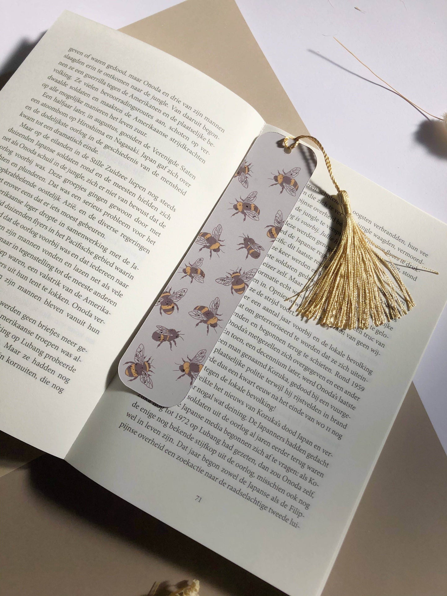 T's Stationery - Gouden verijdelde boekenlegger met bijen - The Dreamer's Bookshop.