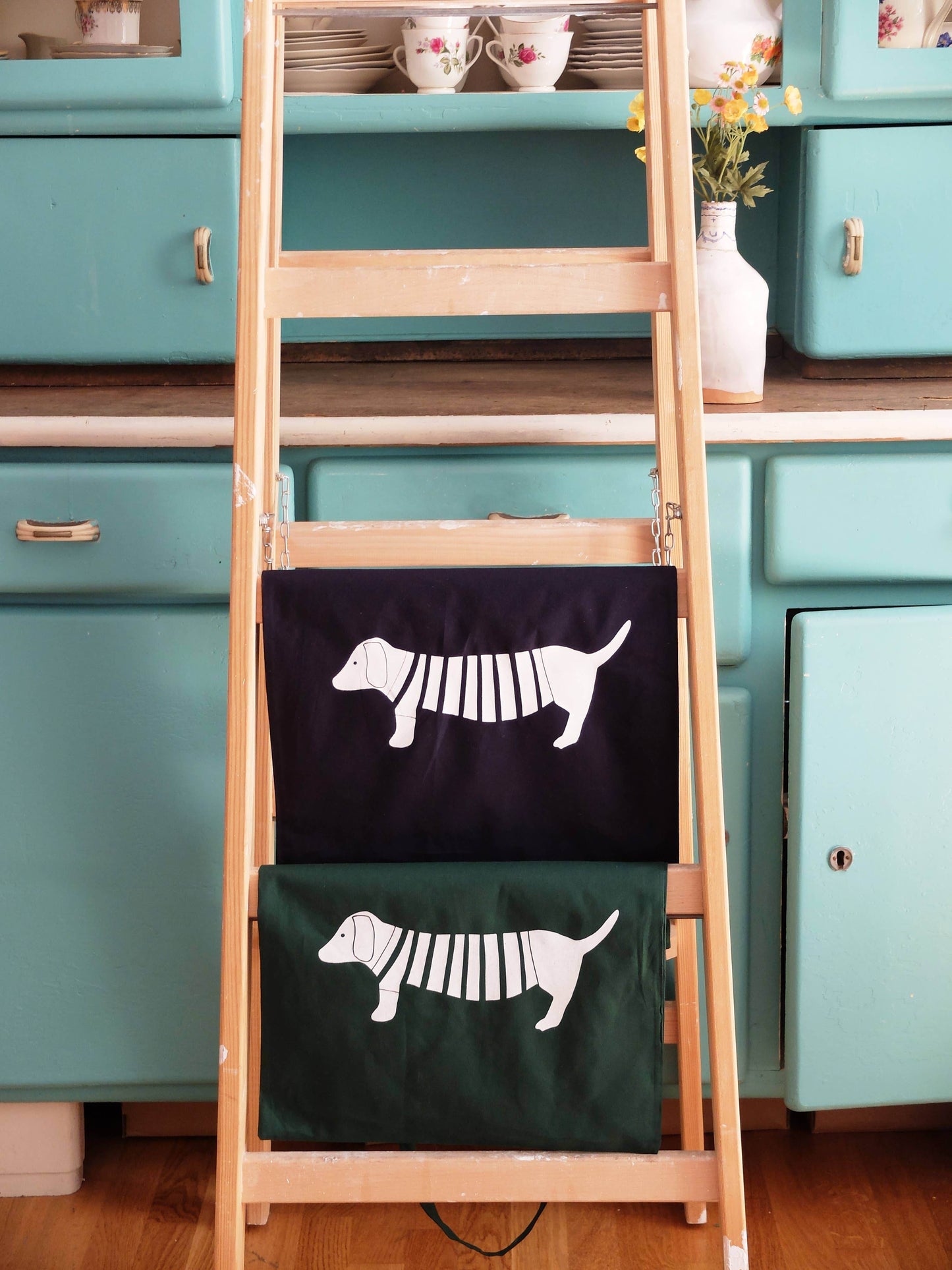 Wonder Of Today - Handbedrukte stoffen tas met teckelmotief marine - The Dreamer's Bookshop.