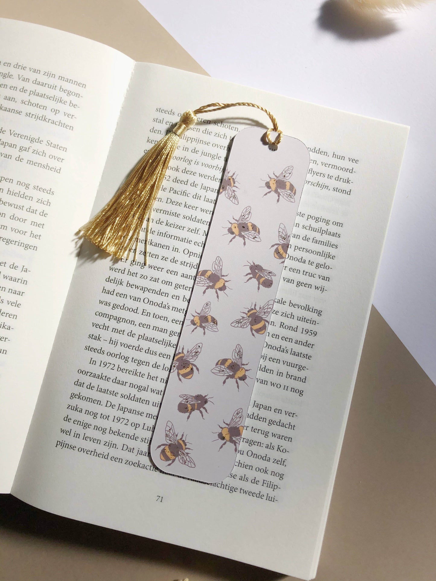 T's Stationery - Gouden verijdelde boekenlegger met bijen - The Dreamer's Bookshop.