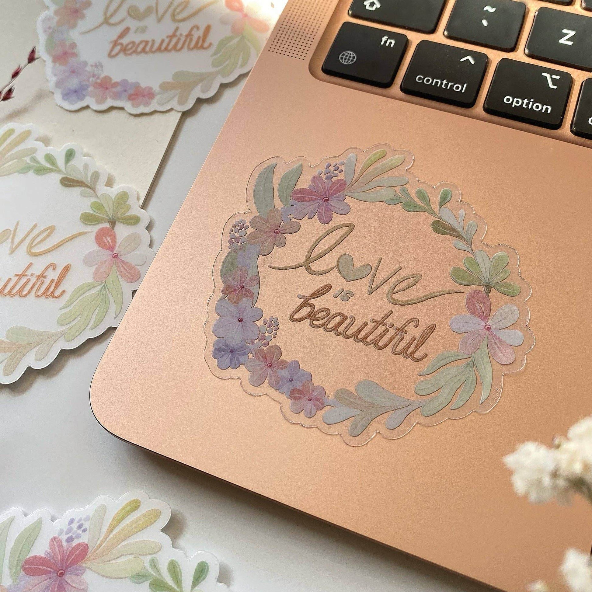 LETTOOn - Heldere vinylsticker - Liefde is mooi - The Dreamer's Bookshop.