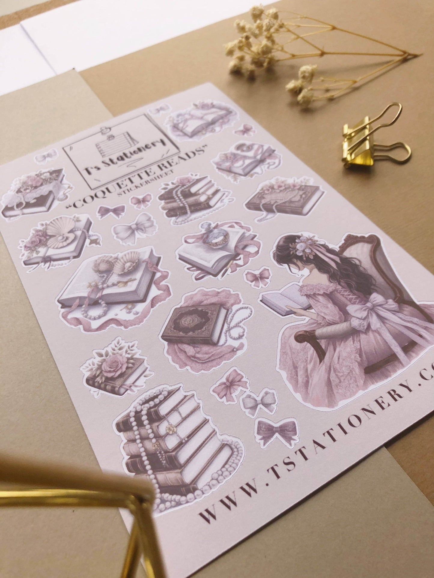 T's Stationery - Stickervel „Coquette Reads” - The Dreamer's Bookshop.