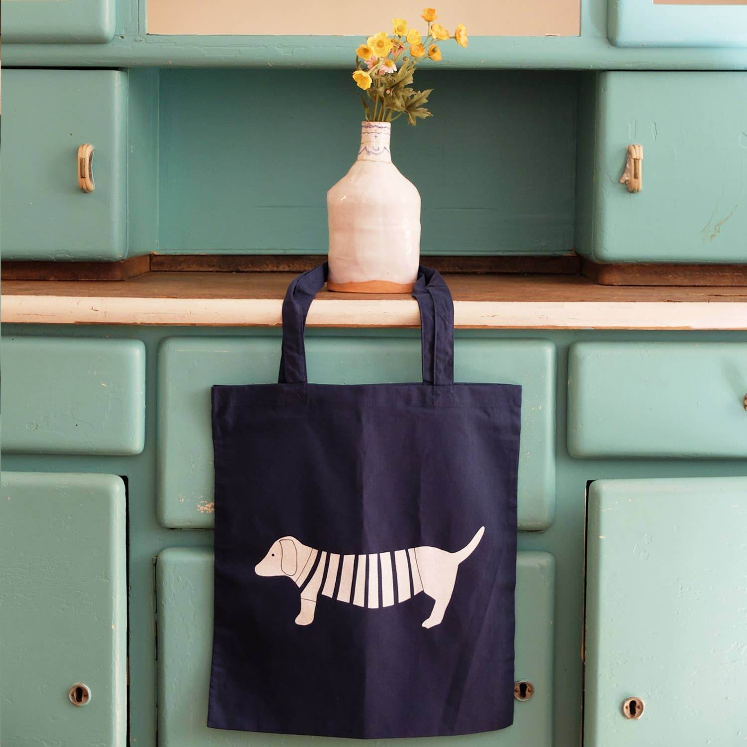 Wonder Of Today - Handbedrukte stoffen tas met teckelmotief marine - The Dreamer's Bookshop.
