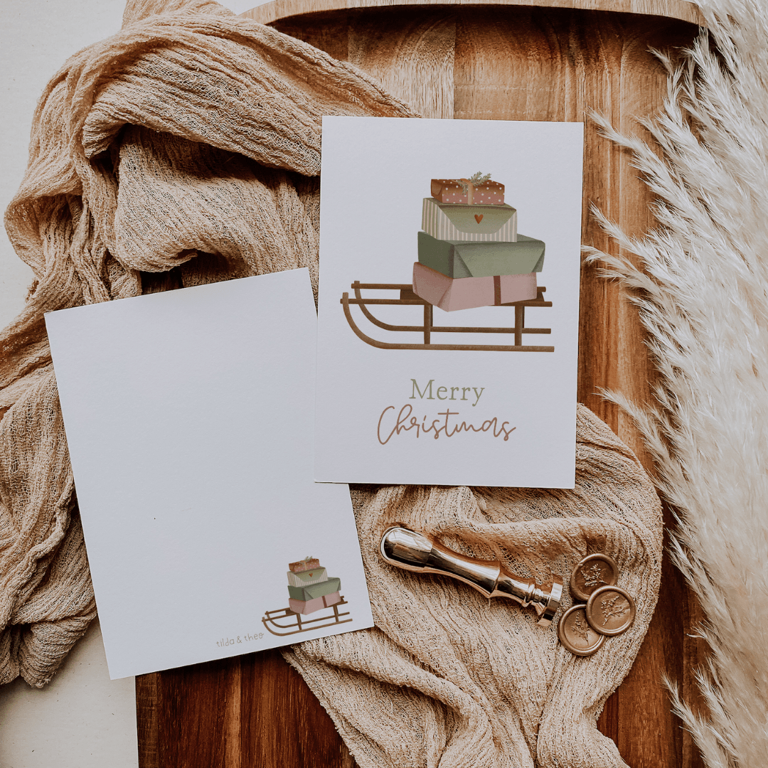 Tilda&Theo - Kerstkaart slee cadeaus - Kerstkaart - The Dreamer's Bookshop.