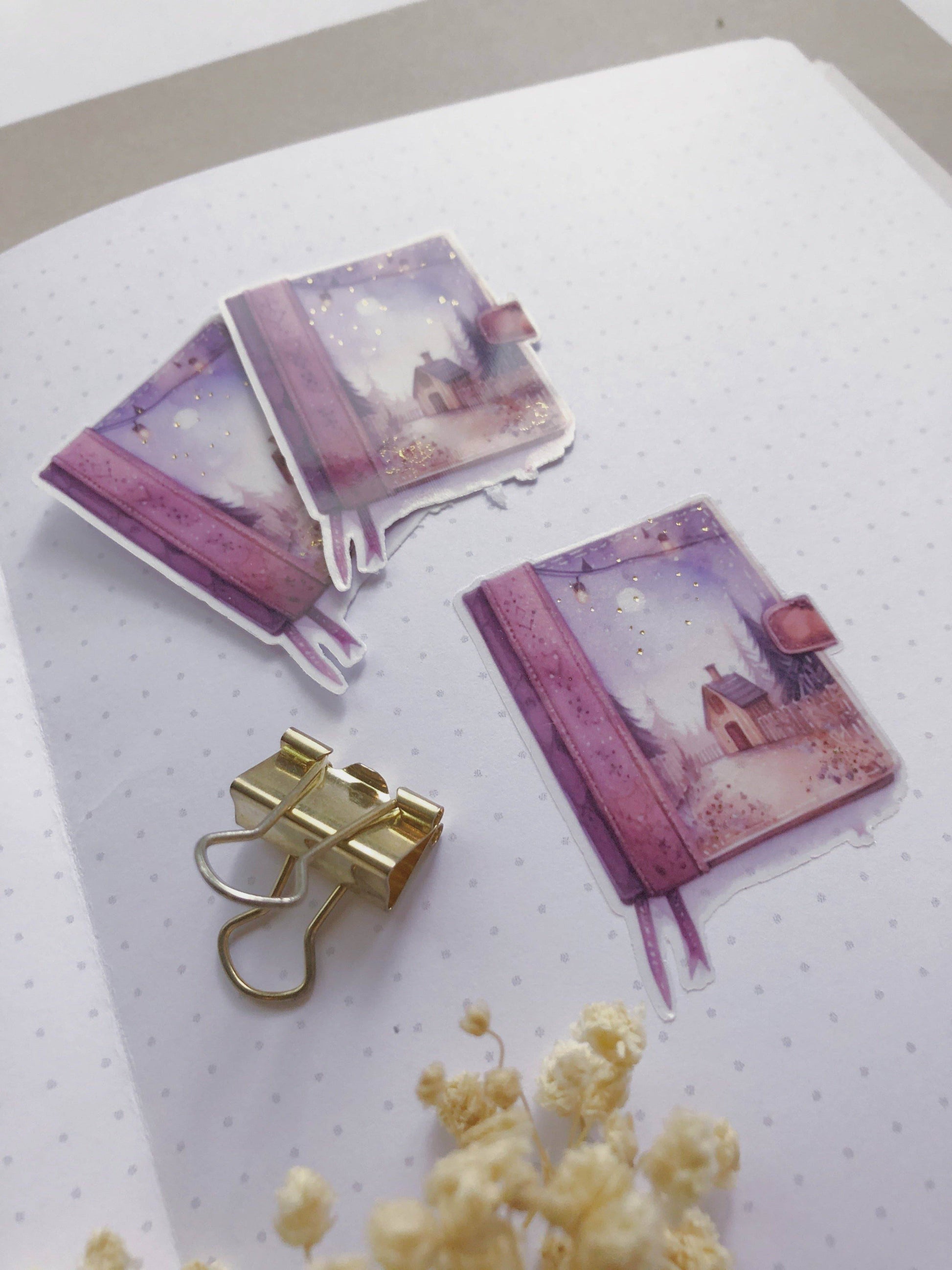 T's Stationery - Uitgestanste PET-sticker „Dreamy Cottage Journal” - The Dreamer's Bookshop.