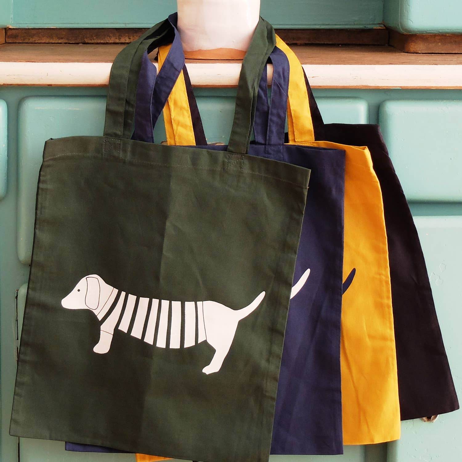 Wonder Of Today - Handbedrukte stoffen tas met teckelmotief marine - The Dreamer's Bookshop.