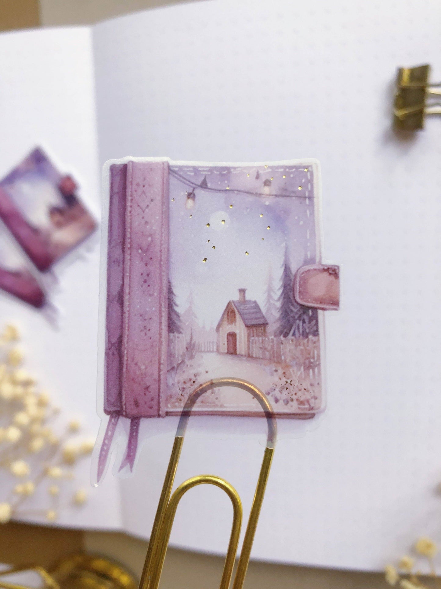 T's Stationery - Uitgestanste PET-sticker „Dreamy Cottage Journal” - The Dreamer's Bookshop.