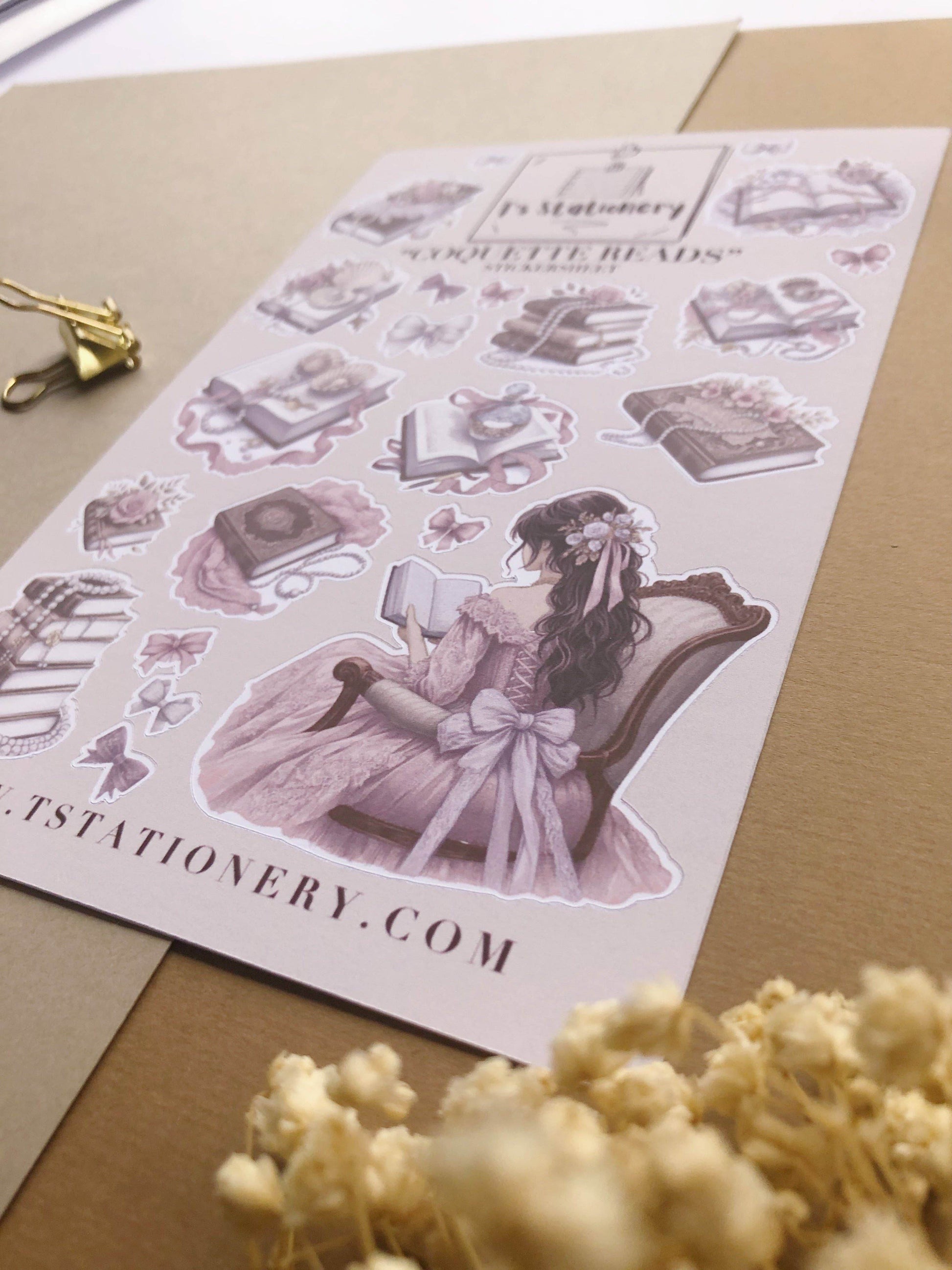 T's Stationery - Stickervel „Coquette Reads” - The Dreamer's Bookshop.