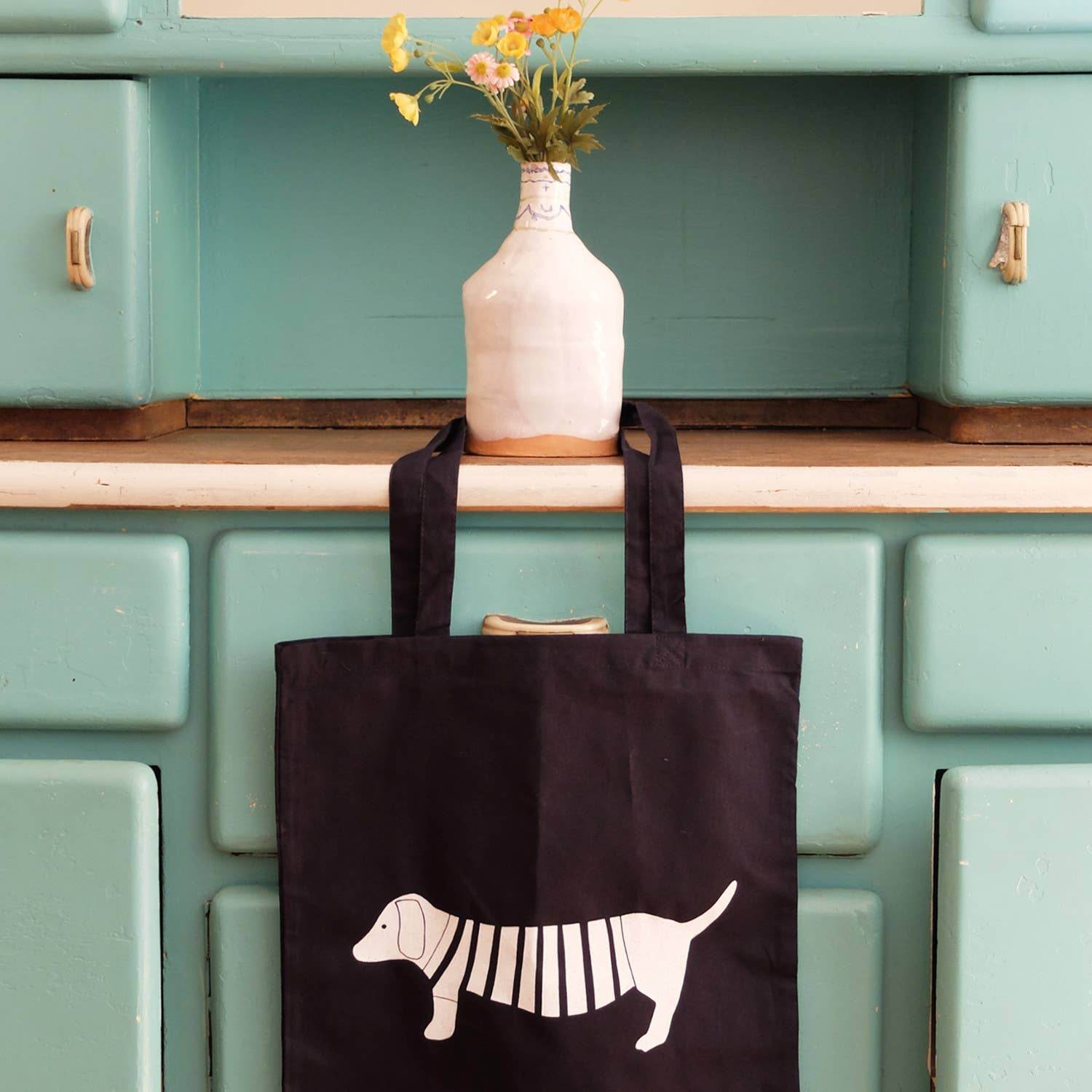 Wonder Of Today - Handbedrukte stoffen tas met teckelmotief marine - The Dreamer's Bookshop.