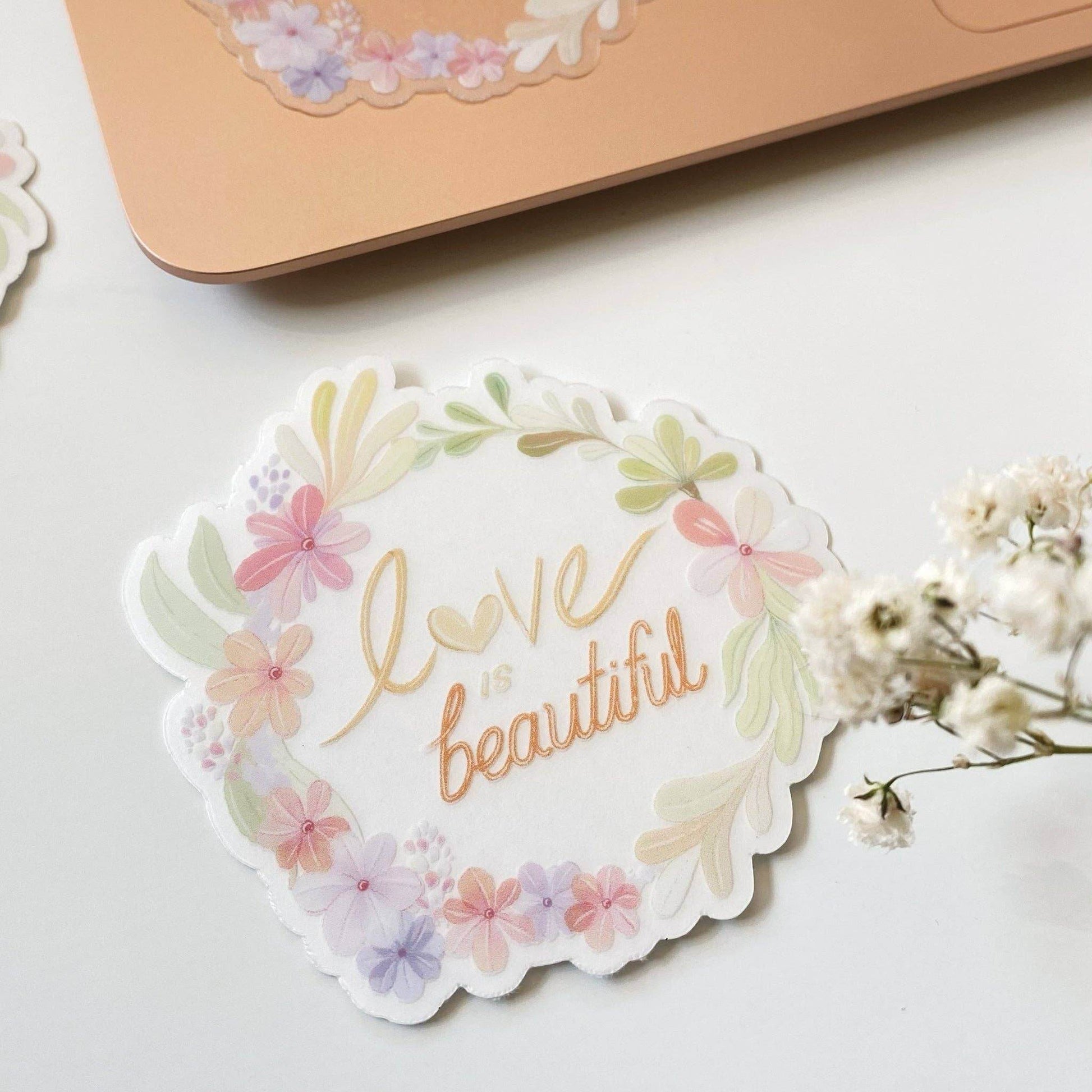 LETTOOn - Heldere vinylsticker - Liefde is mooi - The Dreamer's Bookshop.