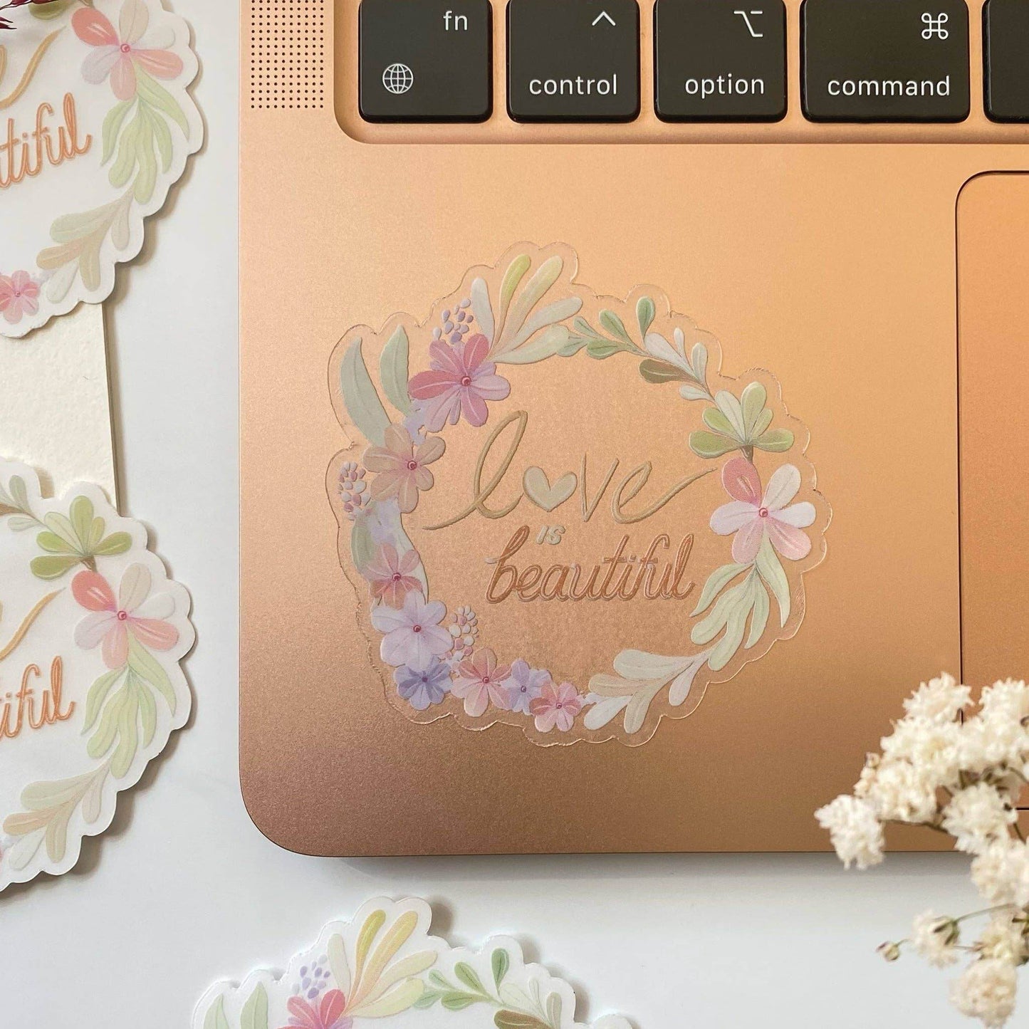 LETTOOn - Heldere vinylsticker - Liefde is mooi - The Dreamer's Bookshop.