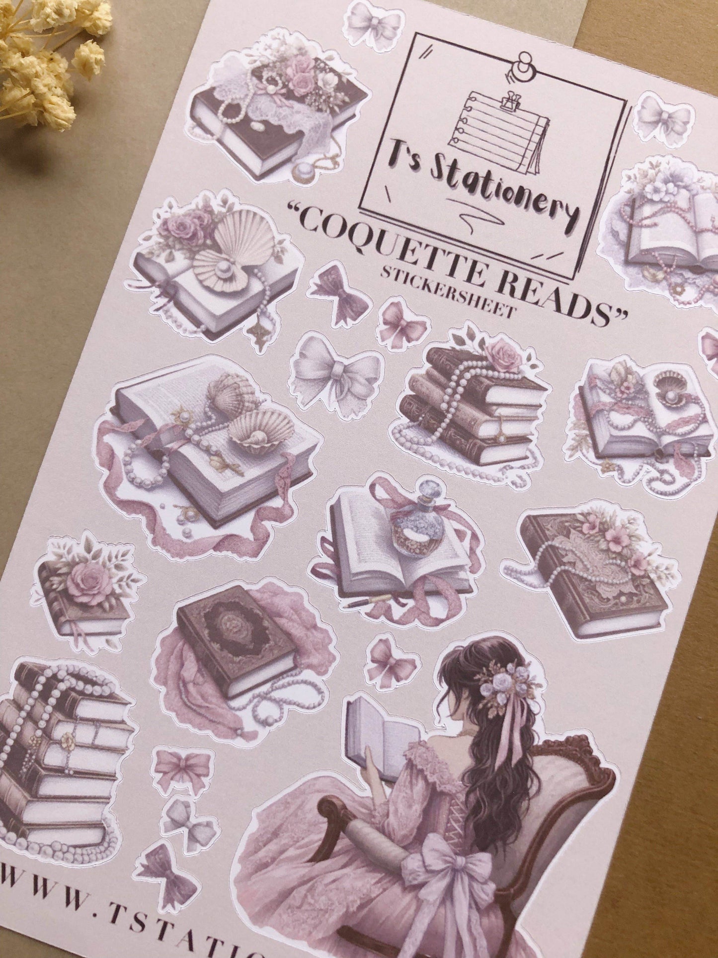 T's Stationery - Stickervel „Coquette Reads” - The Dreamer's Bookshop.