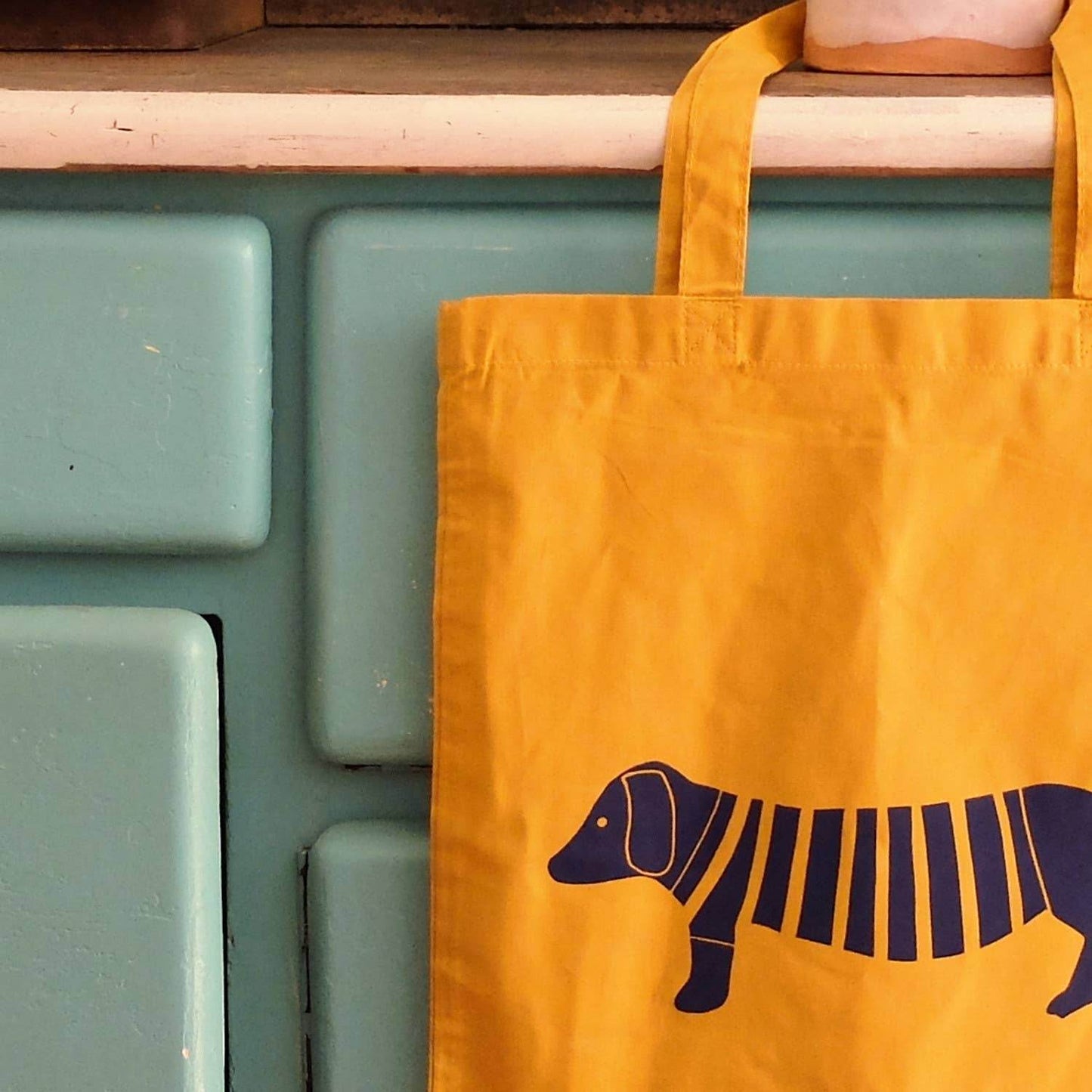 Wonder Of Today - Handbedrukte stoffen tas met teckelmotief marine - The Dreamer's Bookshop.