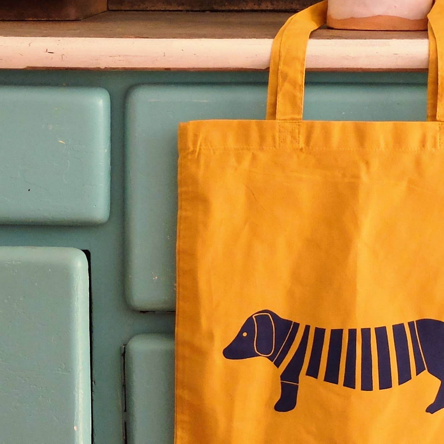 Wonder Of Today - Handbedrukte stoffen tas met teckelmotief marine - The Dreamer's Bookshop.