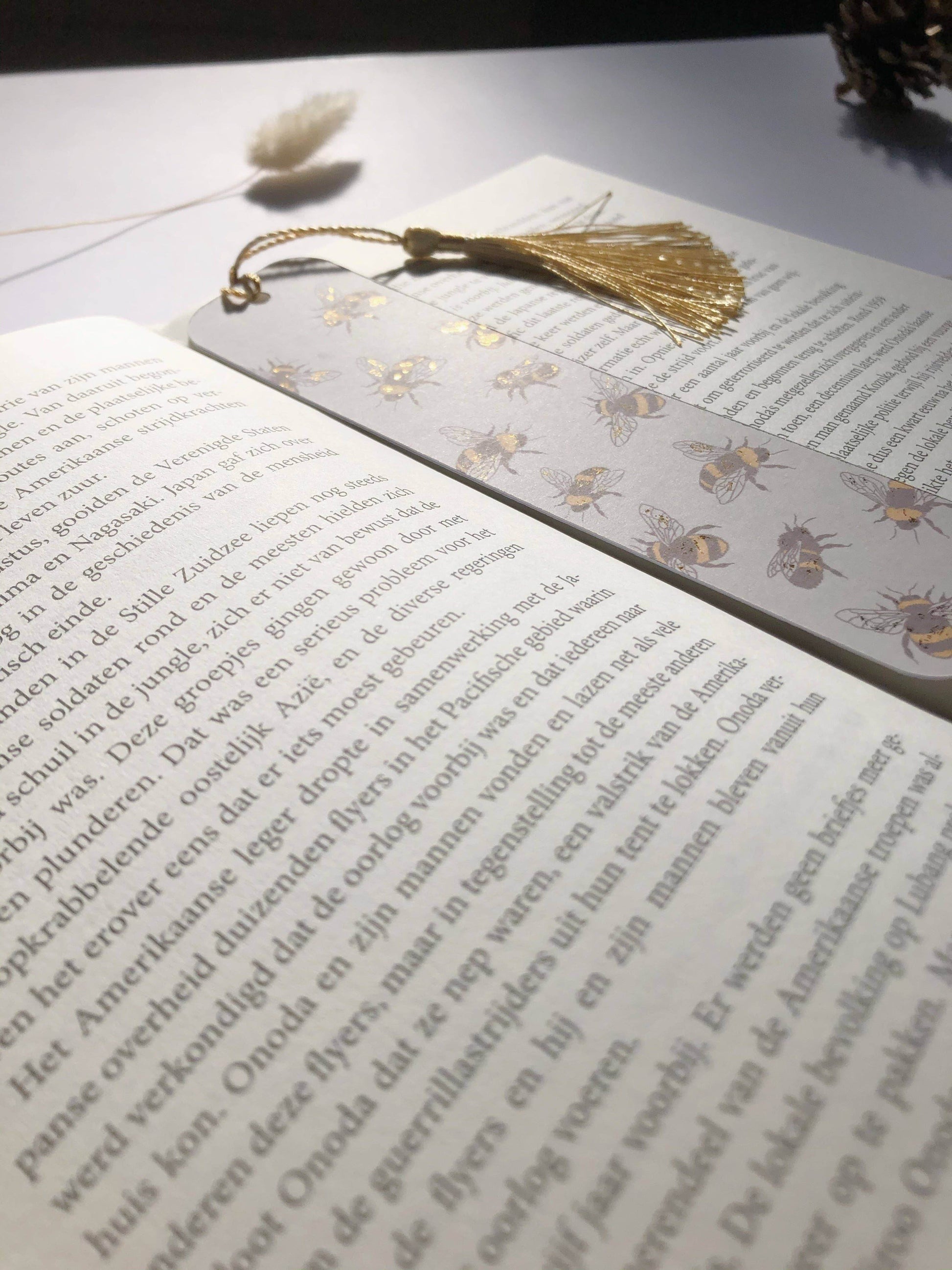 T's Stationery - Gouden verijdelde boekenlegger met bijen - The Dreamer's Bookshop.