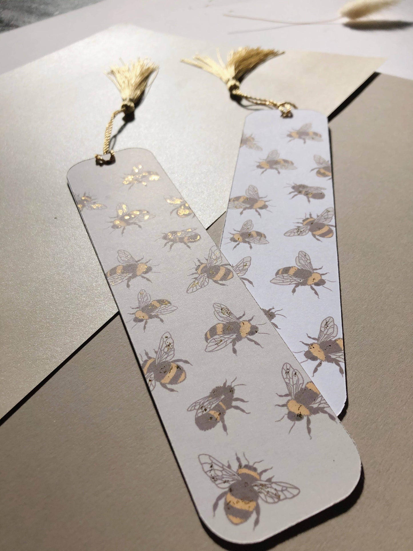 T's Stationery - Gouden verijdelde boekenlegger met bijen - The Dreamer's Bookshop.