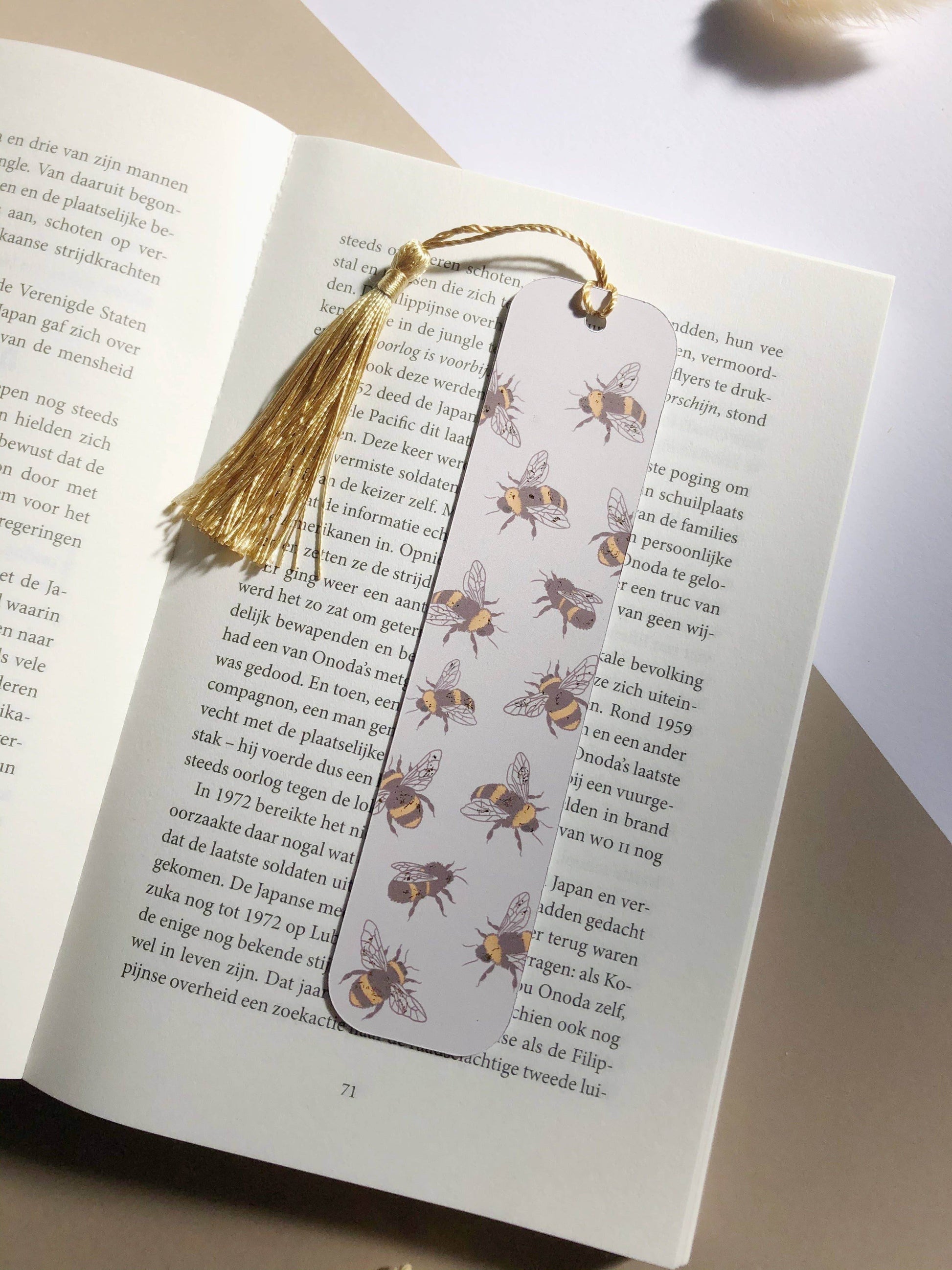 T's Stationery - Gouden verijdelde boekenlegger met bijen - The Dreamer's Bookshop.